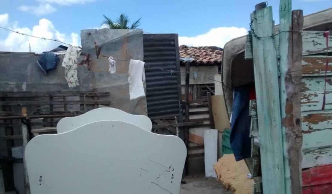 Vivendo em barracos, moradores cobram entrega de casas em Arapiraca