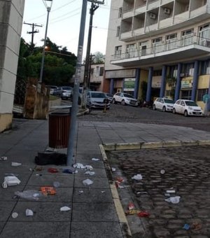 Motociclista colide em poste de energia elétrica e fica inconsciente