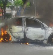 Carro pega fogo no centro de Arapiraca devido a pane na parte elétrica