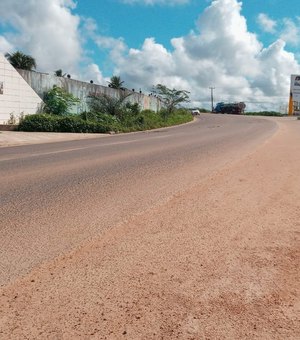 Pneu de ônibus de viagem se desprende e atinge carro, na AL-115, em Arapiraca