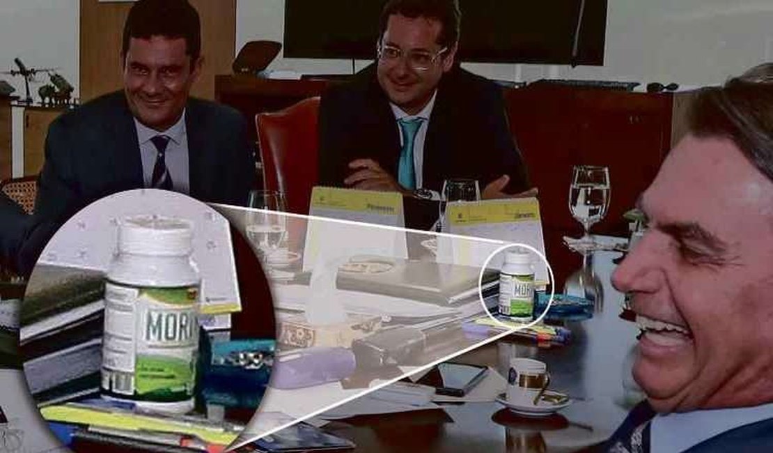Fotos da Presidência mostram suplemento proibido na mesa de Bolsonaro
