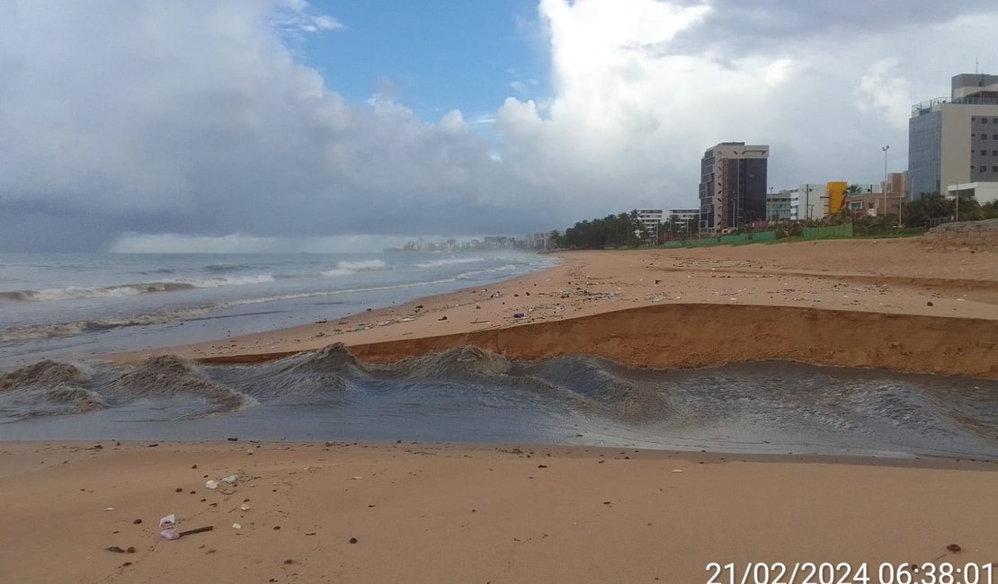 Após chuvas, praia da Cruz das Almas amanhece com lixo descartado pela população
