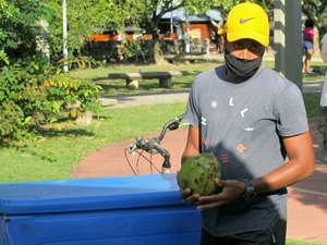 Ex-BBB Luan Patrício vende água de coco no Rio de Janeiro