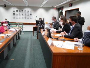 Tereza Nelma quer aprovação da PEC que garante uma média de R$ 17 milhões para a Assistência Social