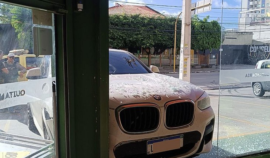 Médico que bateu BMW é solto após pagar fiança de mais de R$ 13 mil