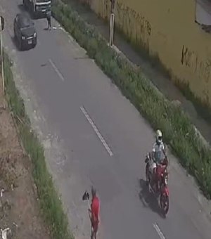 Mulher tem bolsa levada por motociclista no bairro Tabuleiro do Martins