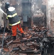 Mulher e criança escapam de incêndio que destruiu casa no Sertão