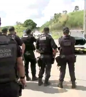 Polícia faz bloqueio e quatro bandidos morrem após tentativa de roubo