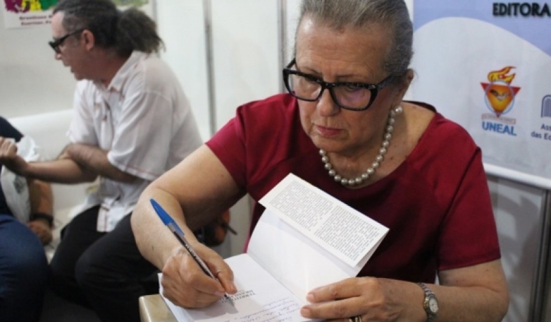 Editora da Uneal marca presença na Bienal com obras produzidas por docentes