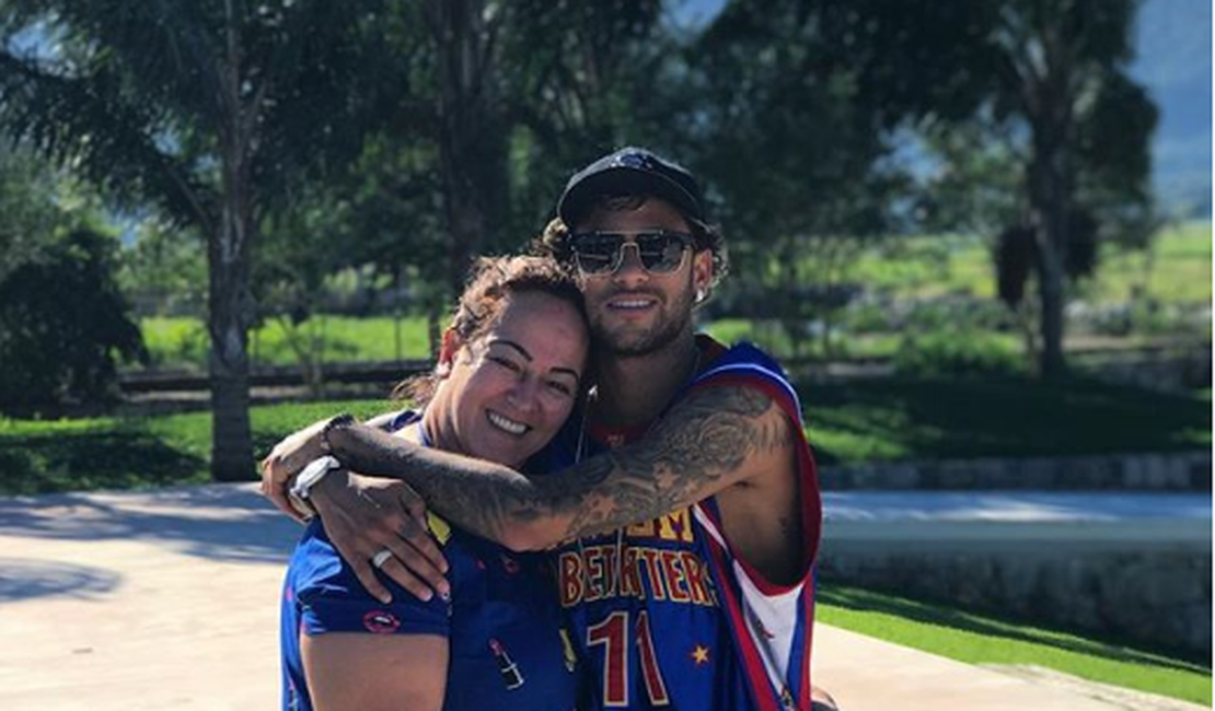 Neymar aparece ao lado da mãe em foto e a parabeniza por aniversário