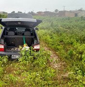 Carro roubado é encontrado parcialmente depenado em matagal