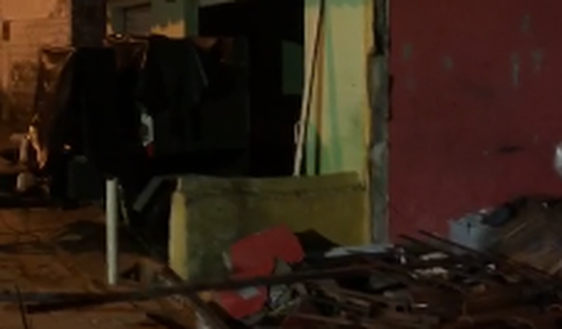 [Vídeos] Forte temporal provoca desabamento de teto e alagamento de casas e ruas em cidades do Sertão