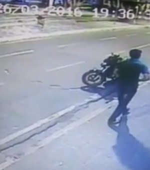 Câmeras de segurança de estabelecimento flagram roubo a moto no centro de Arapiraca