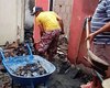 Mulher que teve a casa incendiada pelo ex-marido no Brisa do Lago recebe a ajuda de vizinhos