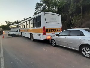 Carro fica esmagado entre dois ônibus durante engavetamento em Campo Alegre