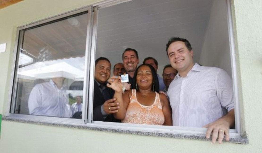 Governador participa da entrega de casas em Santa Luzia do Norte