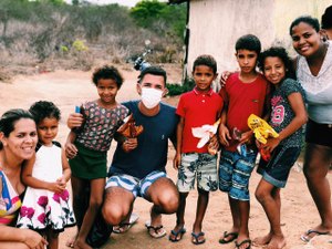 Grupo solidário distribui ovos de Páscoa em comunidade de Major Izidoro