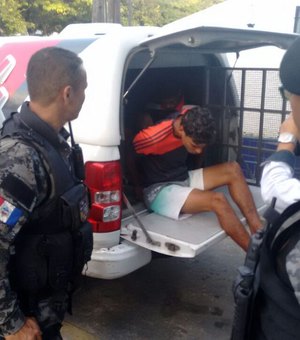 Dupla é presa acusada de roubar celulares na parte alta de Maceió
