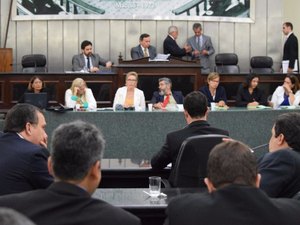 Deputados aprovam auxílio moradia para promotores