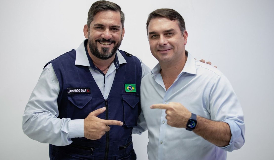 Flávio Bolsonaro reconhece trabalho de Leonardo em Alagoas; 'defesa de Deus, família e patriotismo'