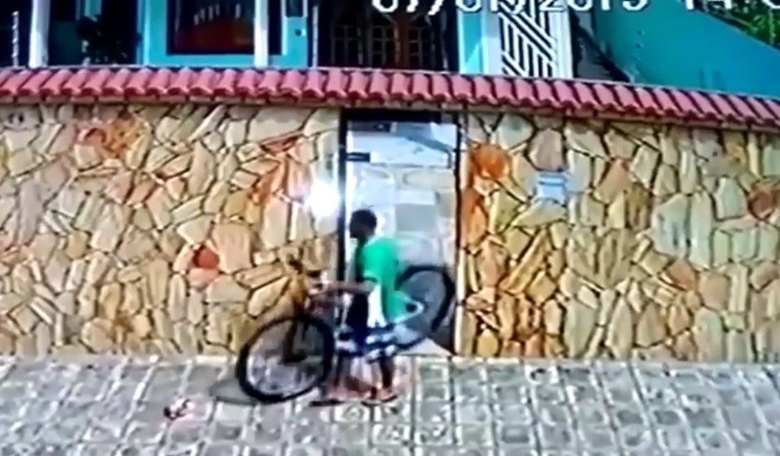 [Vídeo] Homem é flagrado furtando bicicleta de residência em São Miguel dos Campos