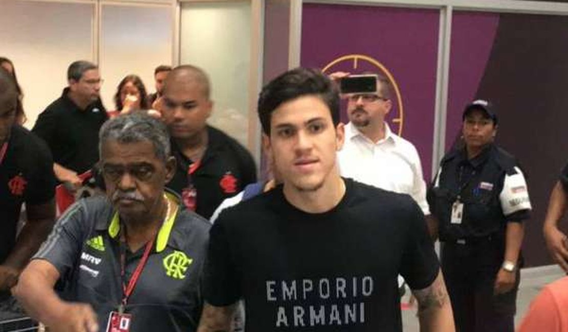 Pedro chega ao Rio para assinar com o Flamengo: 'Faltam detalhes'