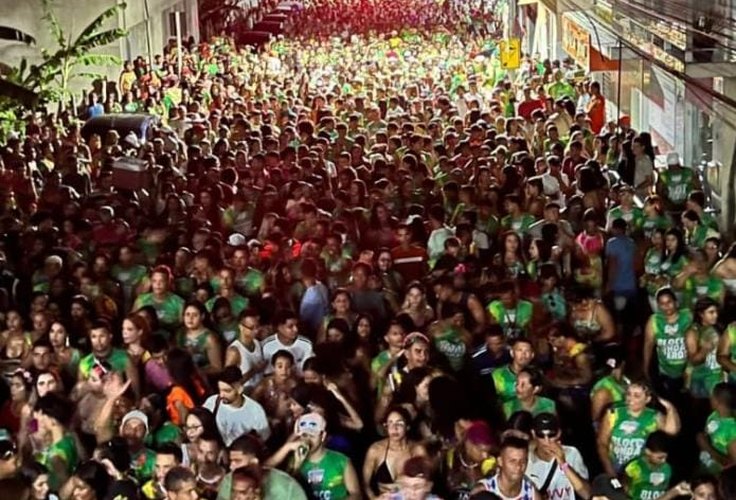 Bloco Onda Verde 'invade' as ruas de Messias; cerca de sete mil pessoas compareceram ao desfile