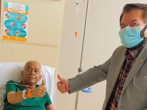 Empresário José Alexandre visita José Hipólito em hospital de São Paulo