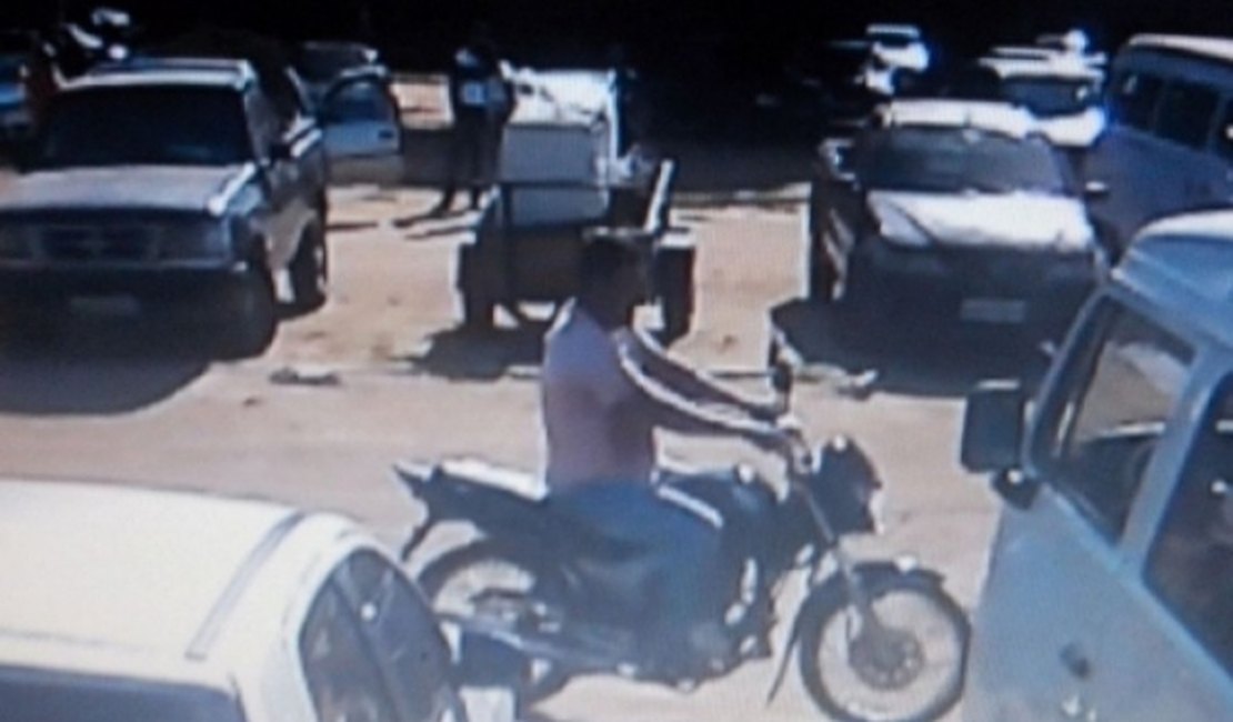 Homem desiste do roubo e abandona moto em praça pública