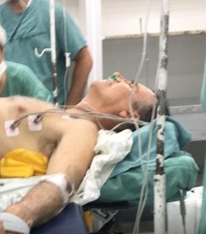 Médicos explicam motivo de não haver sangue na faca do agressor de Bolsonaro