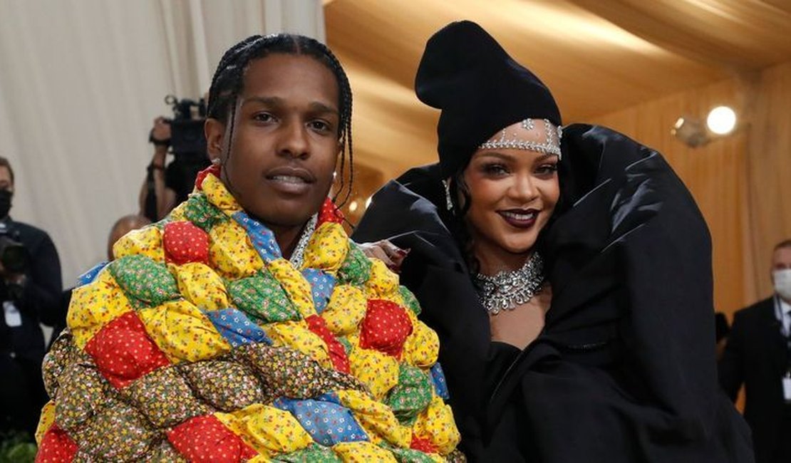 Looks de Rihanna e namorado no Met Gala viram meme: 'Edredom'