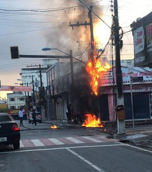 [Vídeo] Homem colide carro em poste, atinge motociclistas e incendeia poste 
