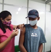 Jovens de 18 anos são vacinados contra covid-19 em Maragogi