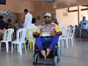 Cadeiras de rodas motorizadas são entregues em Arapiraca