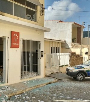 [Vídeo] Após quatro meses, assaltantes explodem novamente agência do Bradesco