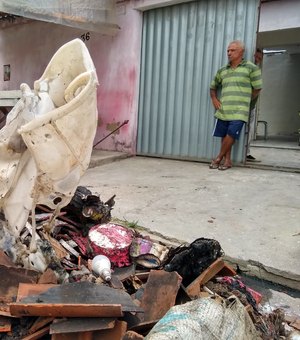 [Vídeo] Pedreiro desempregado tem casa destruída por incêndio e pede ajuda para reconstruí-la em Arapiraca