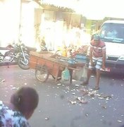 Revoltados com fiscalização, ambulantes jogam mercadoria nas ruas do Centro
