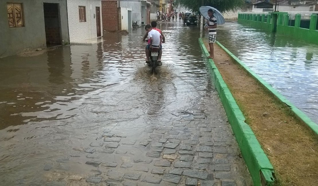 Chuva forte derruba poste, causa alagamento e inunda até cemitério em Alagoas