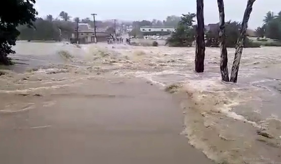 [Vídeo] Ponte de acesso a Limoeiro de Anadia é inundada por riacho que transbordou