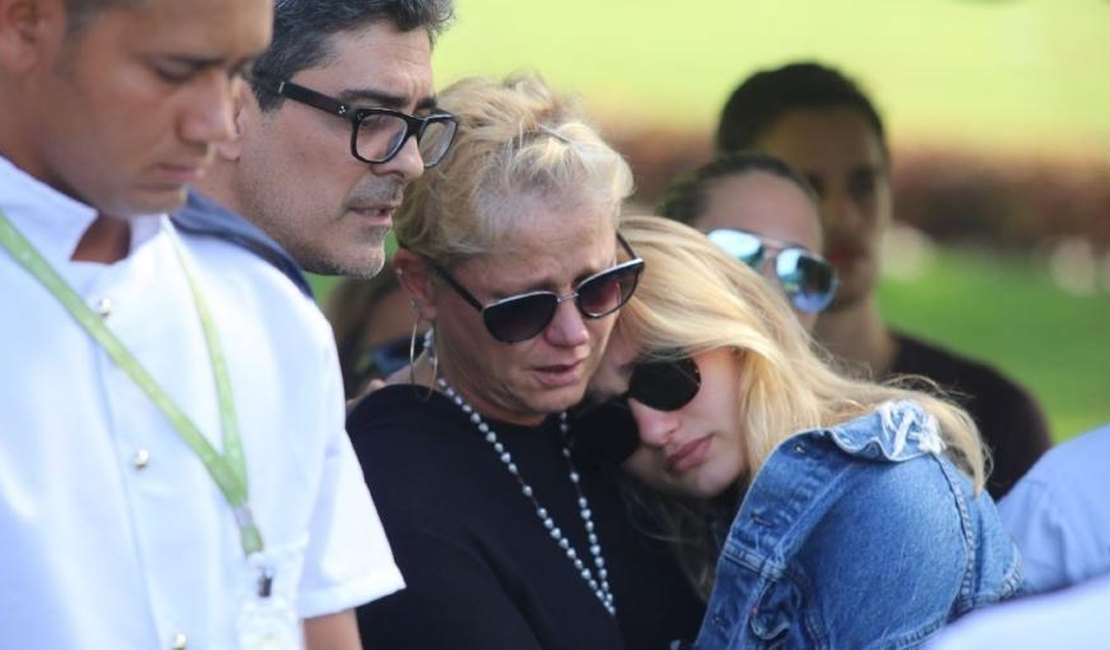 Xuxa e Sasha se emocionam em enterro de Alda Meneghel