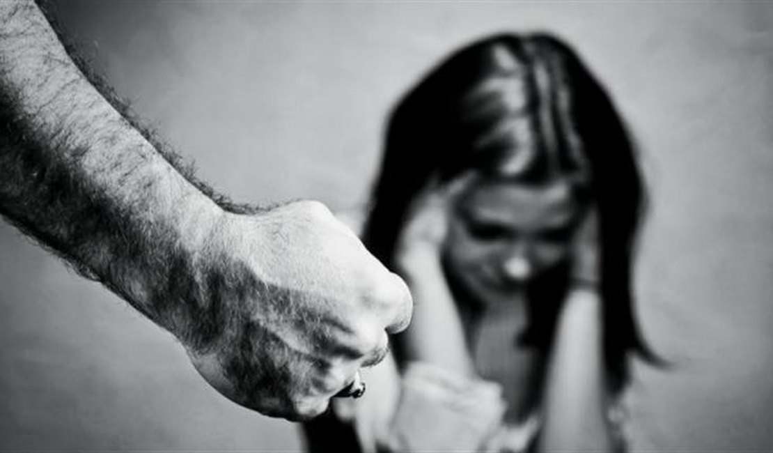 Ex- marido arromba porta, invade residência e ameaça a ex-mulher com faca
