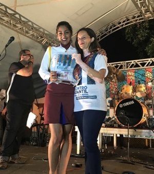 Aluna do Colégio Tiradentes vence festival de música do Encontro Estudantil