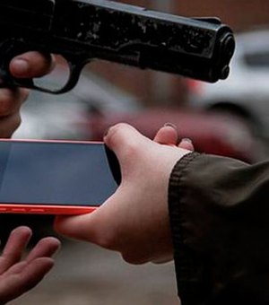 Assaltante armado agride vítima e rouba celular, em Arapiraca