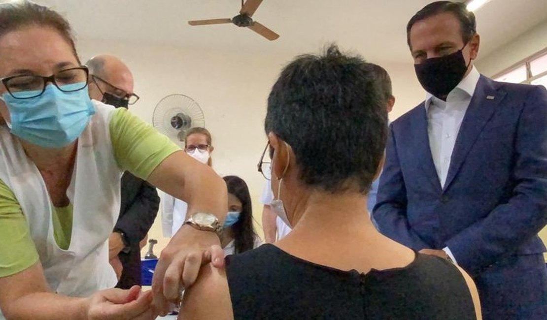 Moradores de Serrana (SP) recebem as primeiras doses da CoronaVac