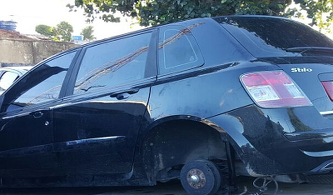 Polícia recupera veículo roubado que estava abandonado próximo a canavial