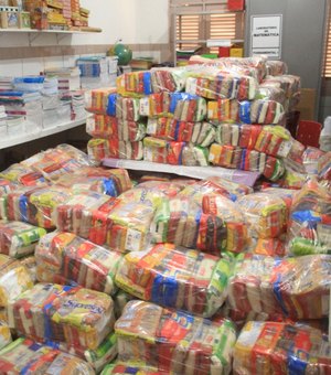 Prefeitura de Porto Calvo distribui kits alimentação para alunos