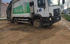 Até caminhão da coleta de lixo já ficou atolado na Rua dos Nativos