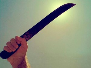 Homem ameaça ferir sogra com facão e foge após polícia ser acionada