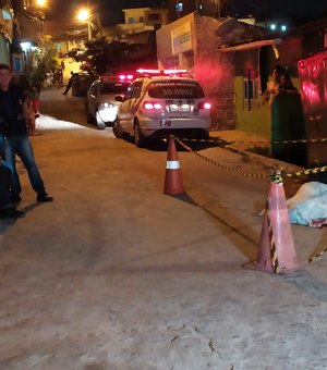 Jovem é morto com tiros na cabeça no bairro Jacintinho, em Maceió 