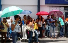 Professores ocupam Prefeitura de Atalaia para cobrar salários em atraso